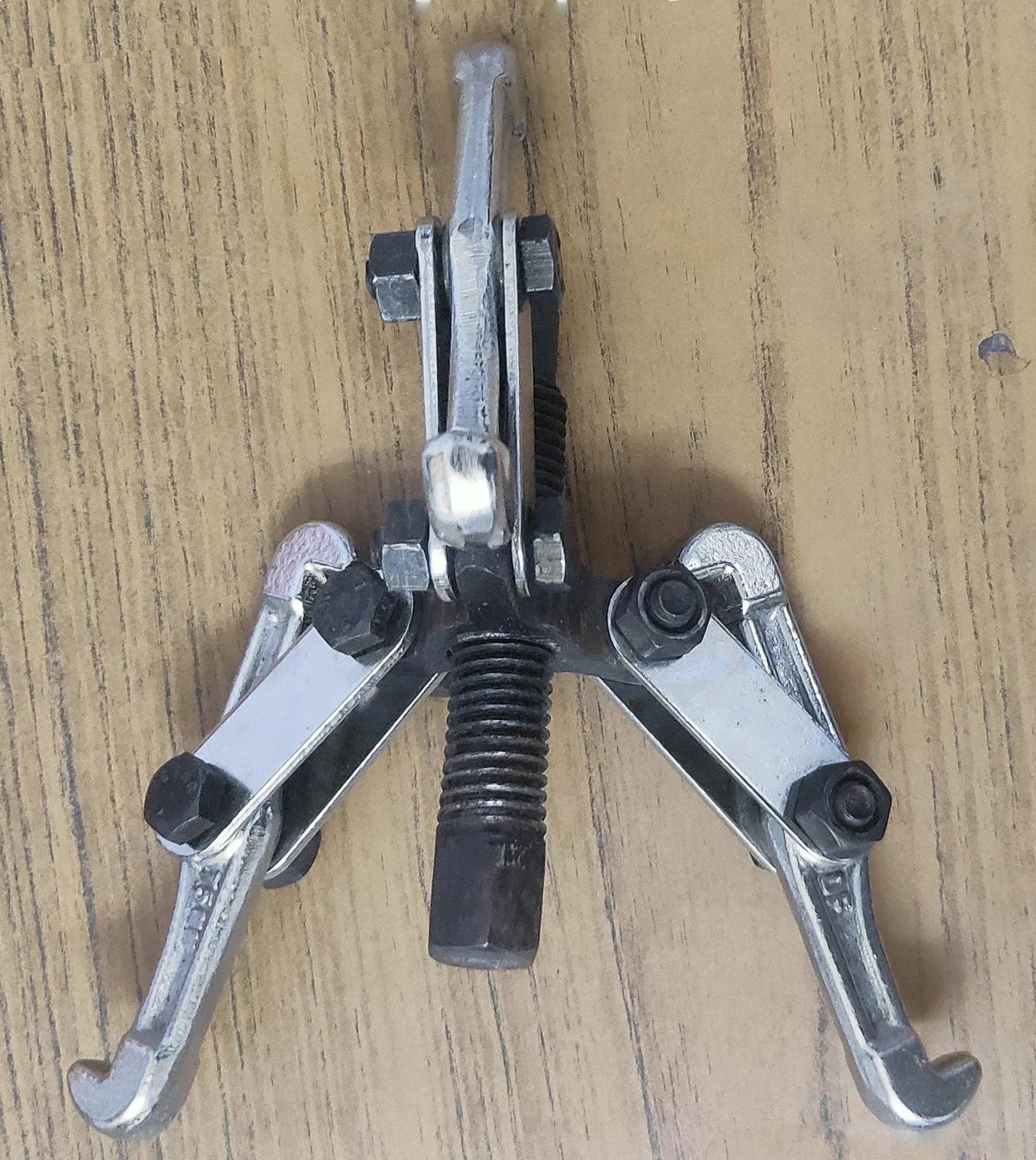 Representative image of bearing pullers & fitting tools