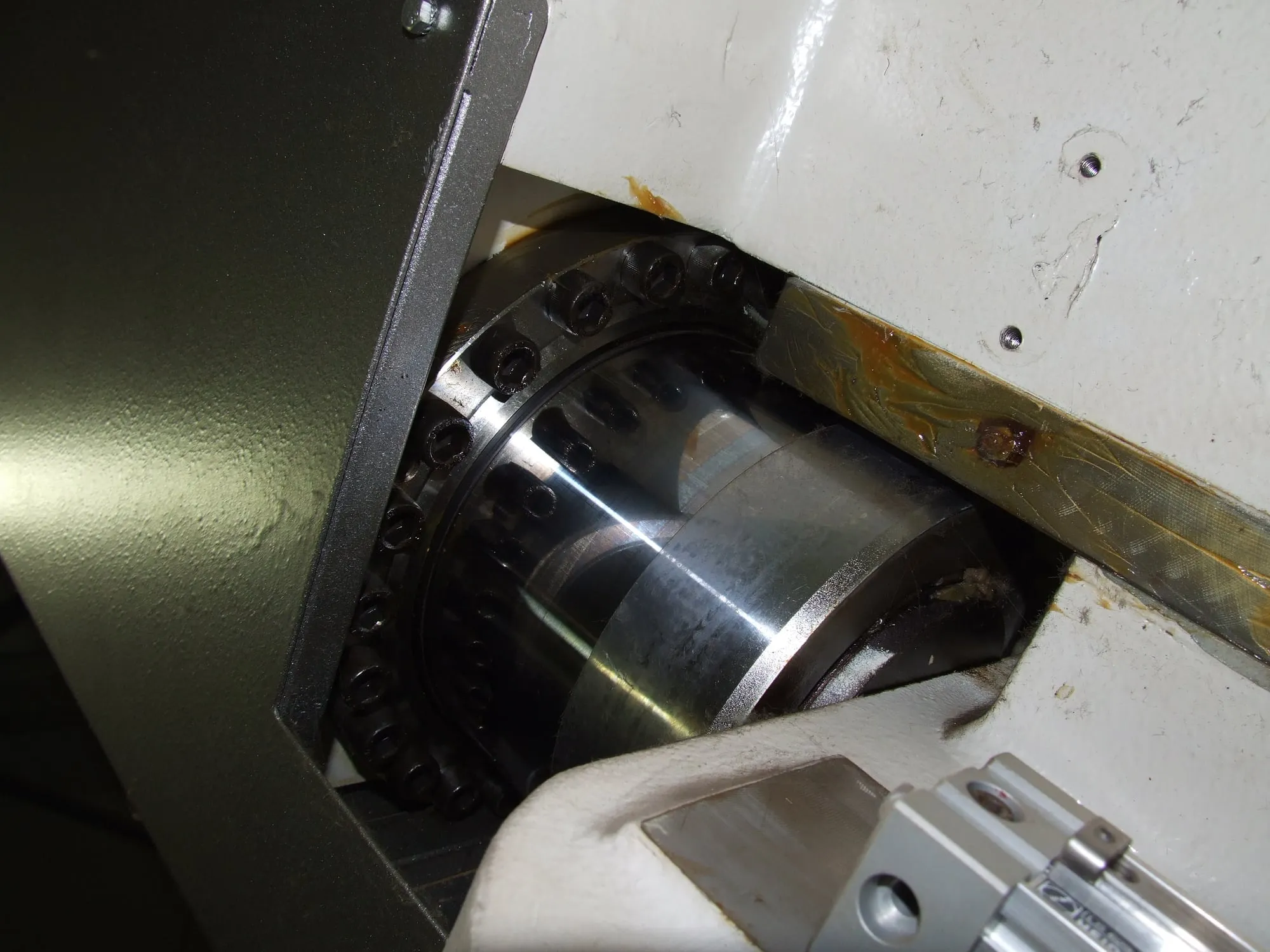 Hydraulic cylinder and rod on a press brake